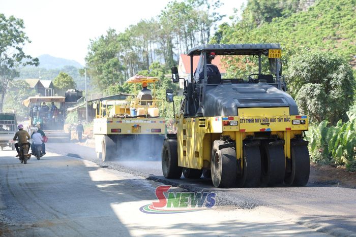 Công ty TNHH MTV Hữu Hảo Tây Bắc thi công nâng cấp tuyến đường vào xã Yên Sơn.