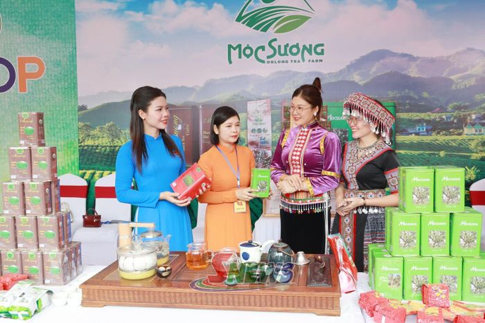 Gian hàng trưng bày, giới thiệu các sản phẩm của Công ty TNHH Chè Mộc Sương, xã Tân Yên.