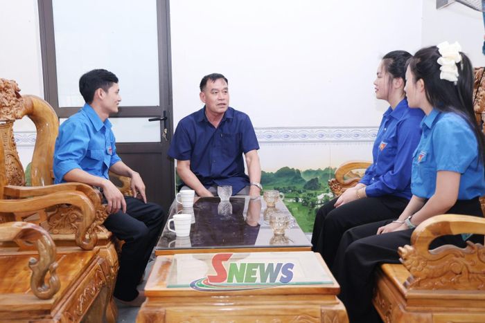 Đoàn viên, thanh niên xã Chiềng La tuyên truyền cho nhân dân về chủ trương sáp nhập bản.