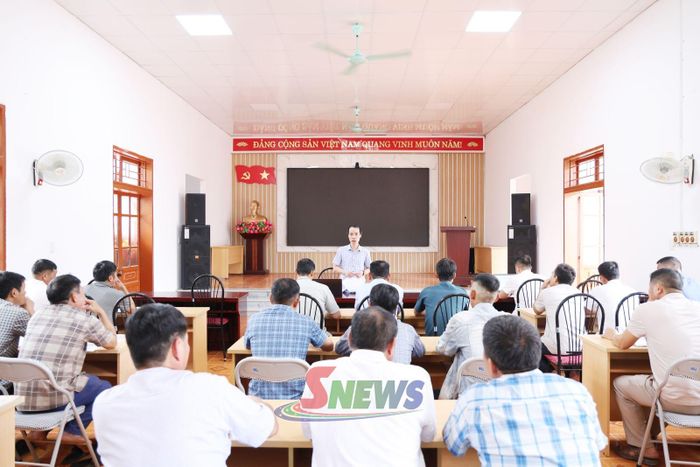 Cán bộ xã Chiềng La gặp gỡ, nắm bắt tâm tư, nguyện vọng của Ban quản lý các bản trước khi sáp nhập.