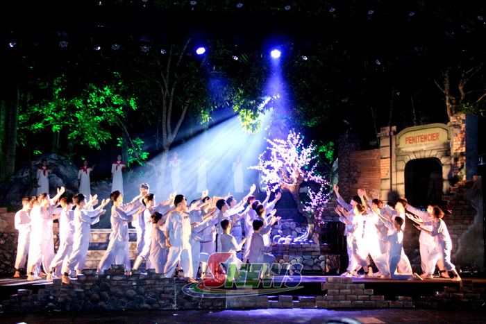 Cây đào Tô Hiệu - biểu tượng bất khuất của Nhà tù Sơn La được tái hiện trên sân khấu.