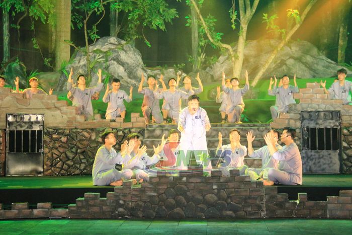 Cảnh chiến sĩ cộng sản Tô Hiệu gieo mầm cây đào trong ngục tối.