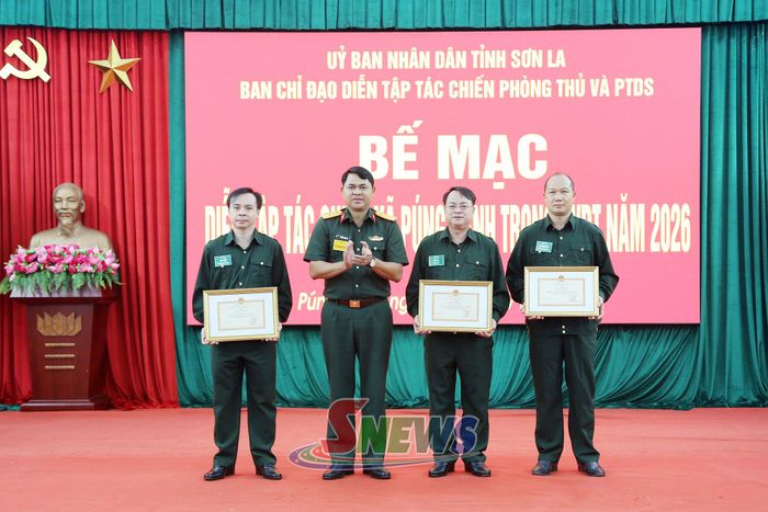 Bộ CHQS tỉnh tặng giấy khen cho các tập thể, cá nhân có thành tích xuất sắc.