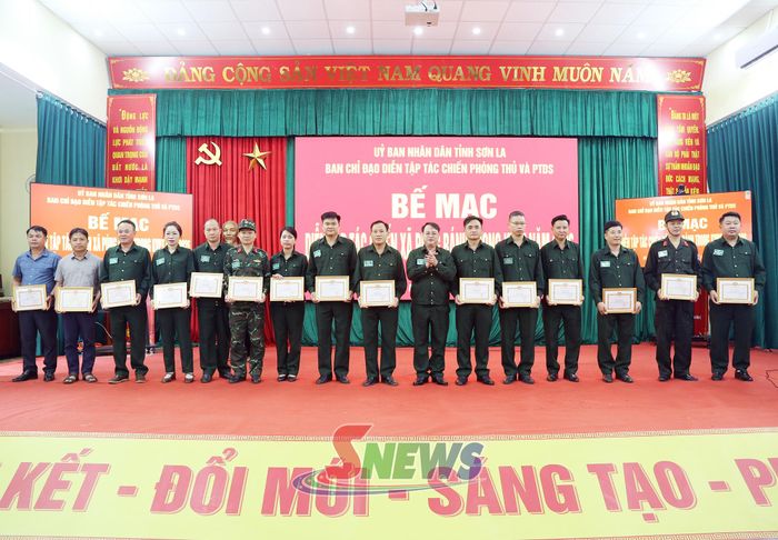 Đảng ủy xã Púng Bánh tặng giấy khen cho các cá nhân có thành tích xuất sắc.