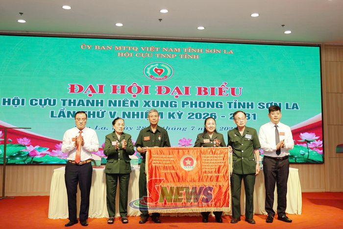 Lãnh đạo Trung ương Hội Cựu TNXP Việt Nam tặng cờ truyền thống cho Hội Cựu TNXP tỉnh Sơn La
