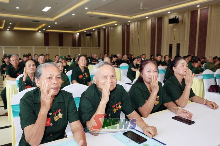 Đại biểu biểu quyết các chỉ tiêu đại hội