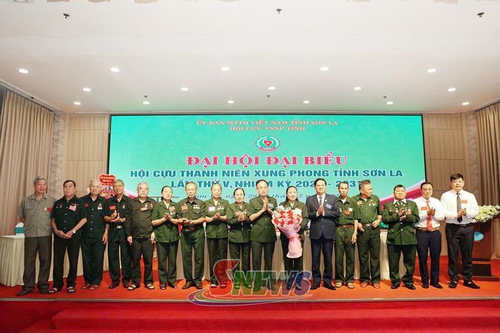Lãnh đạo Ủy ban MTTQ Việt Nam tỉnh tặng hoa chúc mừng Ban Chấp hành khóa mới