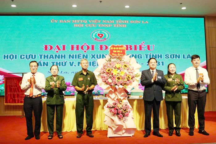 Lãnh đạo Ủy ban MTTQ Việt Nam tỉnh tặng hoa chúc mừng Đại hội Hội Cựu TNXP tỉnh Sơn La khóa V.