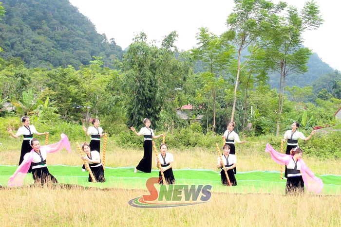 Biểu diễn văn nghệ tại sân vận động xã Mường Bang.