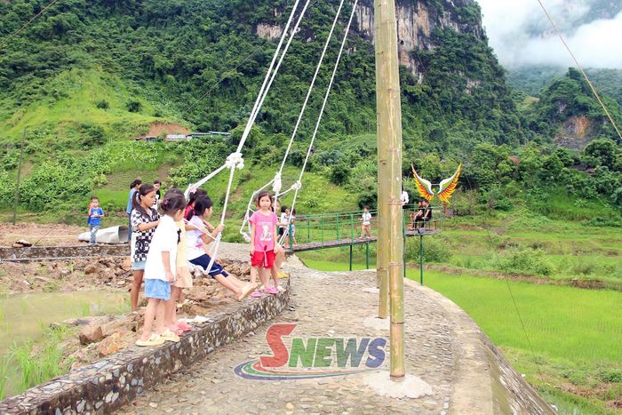 Khu vui chơi cho trẻ em tại sân bản Bon, xã Mường Chiên.
