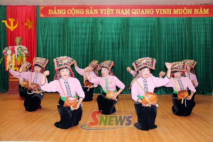 Đội văn nghệ bản Pán, xã Thuận Châu luyện tập tại nhà văn hóa bản.