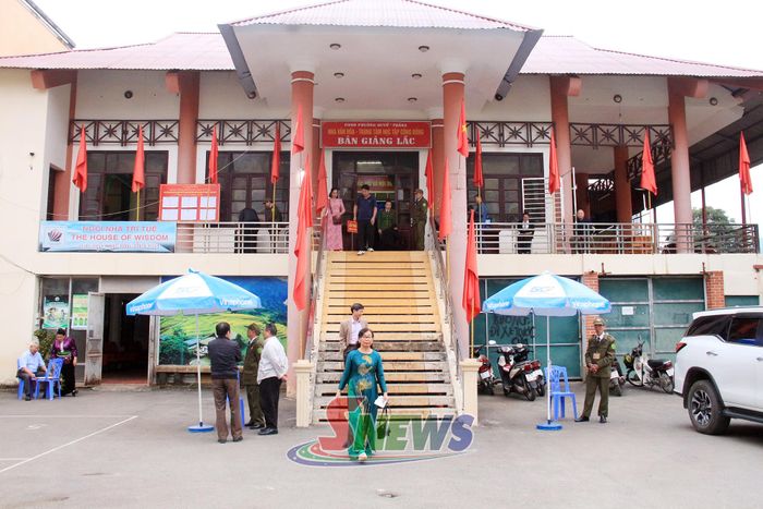 Nhà văn hóa bản Giảng Lắc, phường Tô Hiệu với các không gian sinh hoạt cộng đồng và "Ngôi nhà trí tuệ".