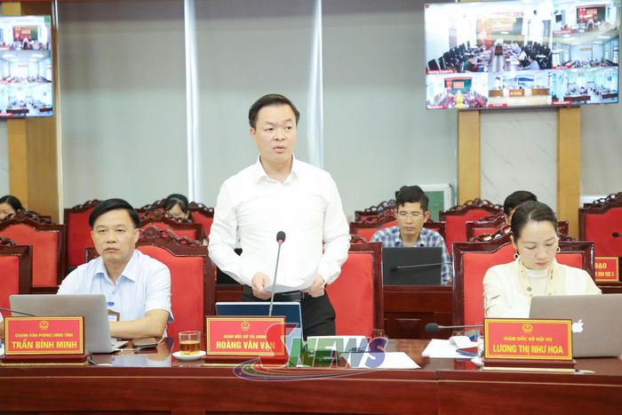Lãnh đạo Sở Tài chính báo cáo tại phiên họp.