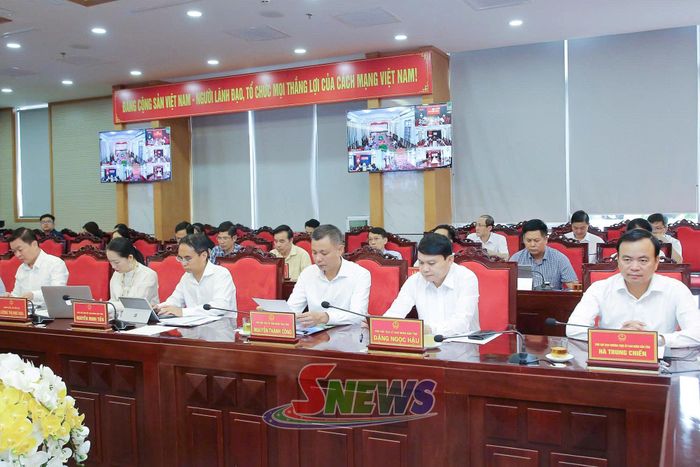 Các đại biểu dự phiên họp.