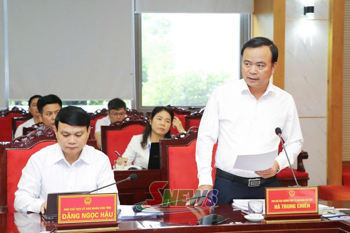 Đồng chí Phó Chủ tịch Thường trực UBND tỉnh phát biểu tại phiên họp.