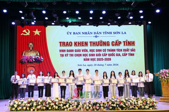 UBND tỉnh Sơn La tặng Bằng khen cho các học sinh đạt giải nhất tại Kỳ thi học sinh giỏi cấp tỉnh.
