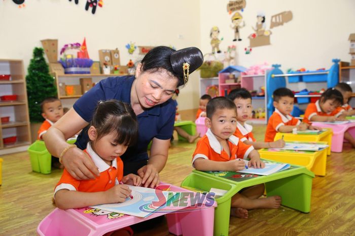 Giờ học của cô và trò Trường Mầm non Chiềng Cọ, phường Chiềng Cơi.