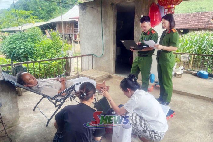 Công an xã Mai Sơn thu nhận mẫu ADN tại nhà thân nhân liệt sĩ chưa xác định được thông tin. (Ảnh: Công an xã Mai Sơn cung cấp)