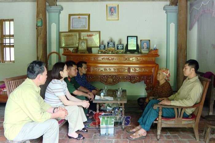 Bà Hoàng Thị Miến, tiểu khu 9, xã Mai Sơn chia sẻ về hành trình nhiều năm tìm kiếm hai người thân là liệt sĩ.