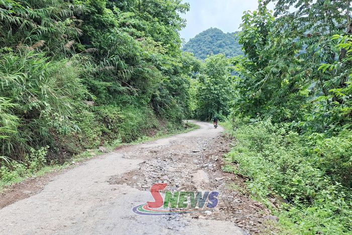 Đoạn đường dẫn vào xã Kim Bon bị xuống cấp nghiêm trọng.