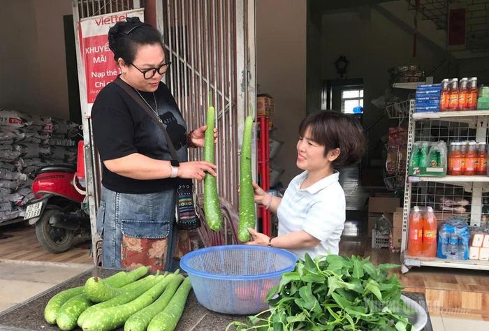 Chủ nhiệm CLB Khát vọng Tuyên Quang thăm, động viên chị Hà Thị Len, người khuyết tật tại xã Tân Thịnh phát triển kinh tế từ kinh doanh tạp hóa.