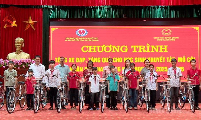Hội Bảo trợ Người khuyết tật và trẻ mồ côi tỉnh tặng xe đạp cho học sinh có hoàn cảnh khó khăn xã Nà Hang.