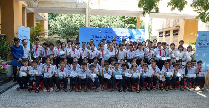 Trao học bổng và mũ bảo hiểm cho học sinh Trường THCS Lăng Cô. Ảnh: PV