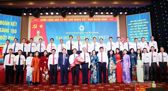 Lãnh đạo Liên hiệp các Hội Khoa học và Kỹ thuật Việt Nam và lãnh đạo tỉnh chúc mừng, chụp ảnh với Ban Chấp hành Liên hiệp các Hội Khoa học và Kỹ thuật tỉnh khóa mới.