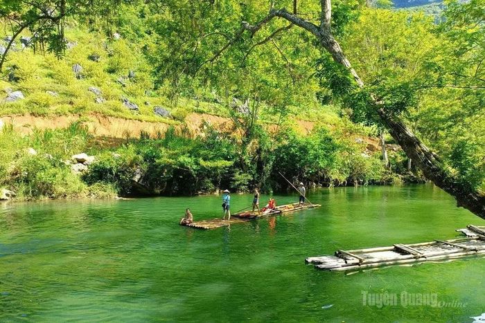 Suối Bản Án với dòng nước trong xanh, nguyên sơ là điểm nhấn của điểm du lịch sinh thái Khau Cùa, xã Mậu Duệ.