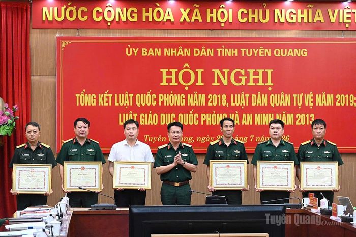 Thiếu tướng Nguyễn Đình Cương, Chỉ huy trưởng Bộ CHQS tỉnh trao Bằng khen cho các cá nhân có thành tích xuất sắc.