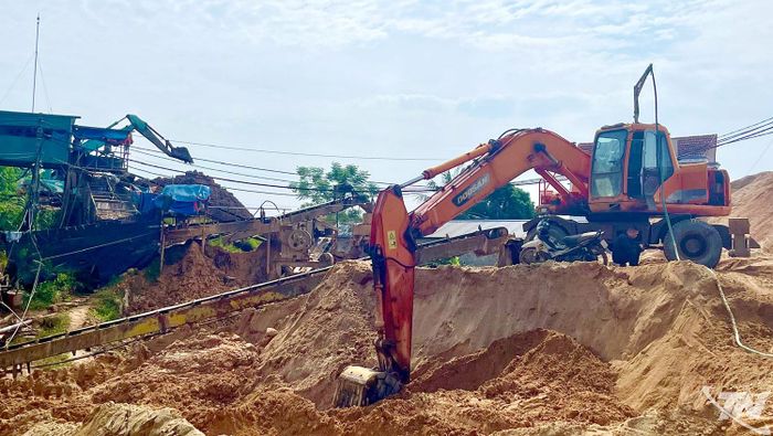 Hoạt động khai thác cát tại xã Nam Hòa.