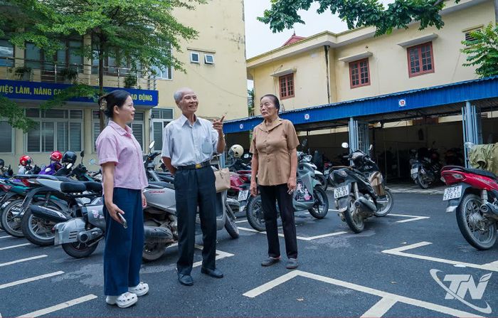 Ông Nguyễn Niên và bà Nguyễn Thị Minh Châm trở lại khu vực từng là trụ sở Báo Việt Nam Độc lập thời Khu tự trị Việt Bắc, nay thuộc phường Phan Đình Phùng, tỉnh Thái Nguyên. (Ảnh: Hoàng Hưng)
