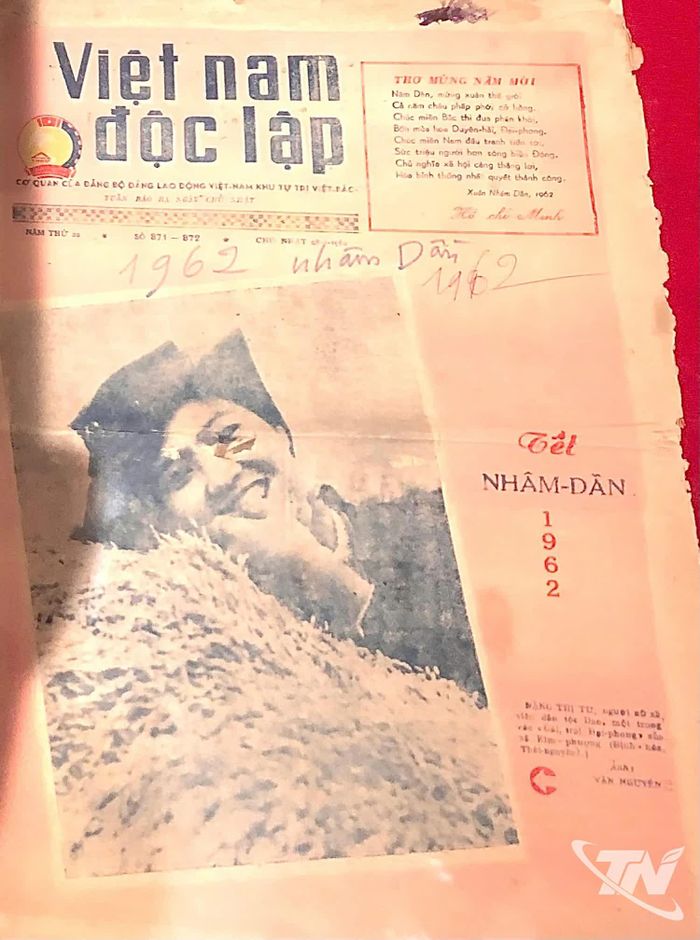 Báo Việt Nam Độc lập Tết Nhâm Dần năm 1962, thuộc Đảng bộ Khu tự trị Việt Bắc, phản ảnh miền Bắc xây dựng xã hội chủ nghĩa, làm hậu phương lớn cho chiến trường miền Nam (lưu trữ, trưng bày tại Bảo tàng báo chí cách mạng Việt Nam, Hà Nội).