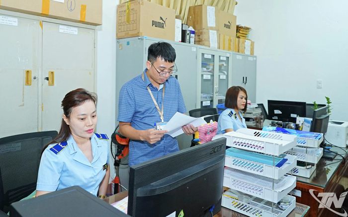 Thành viên Đoàn kiểm tra hồ sơ, tài liệu, đánh giá việc thực hiện công vụ và công tác cải cách hành chính. 