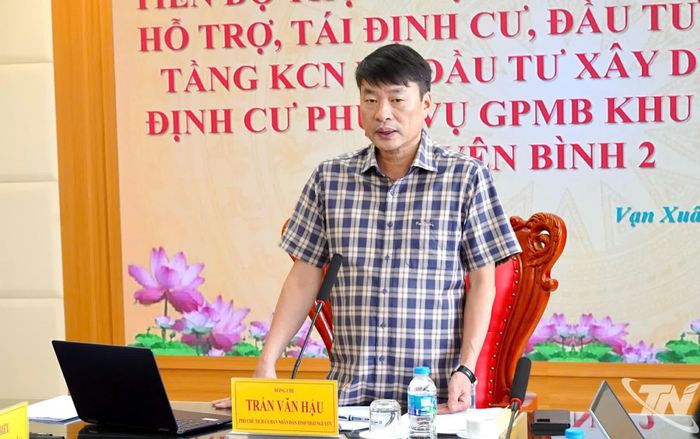 Đồng chí Phó Chủ tịch UBND tỉnh Trần Văn Hậu yêu cầu tập trung tháo gỡ vướng mắc, bảo đảm tiến độ bàn giao mặt bằng theo kế hoạch.