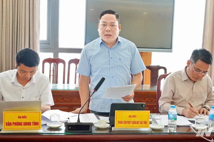Đại diện Trung tâm Phát triển quỹ đất tỉnh báo cáo tiến độ công tác giải phóng mặt bằng Dự án.