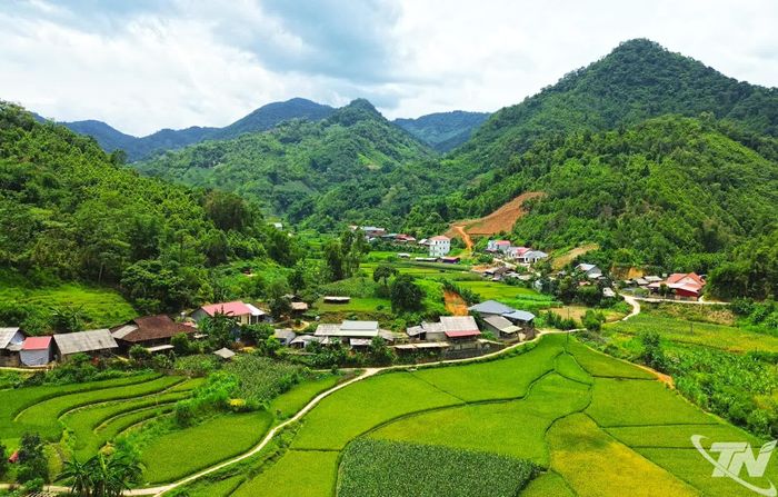 Đường vào thôn Pác Liển, xã Nghiên Loan được hình thành từ sự hỗ trợ của Nhà nước và sự đồng lòng góp sức của nhân dân.