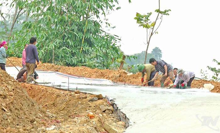 Người dân thôn Pác Liển, xã Nghiên Loan đóng góp ngày công để bê tông hóa tuyến đường vào thôn.