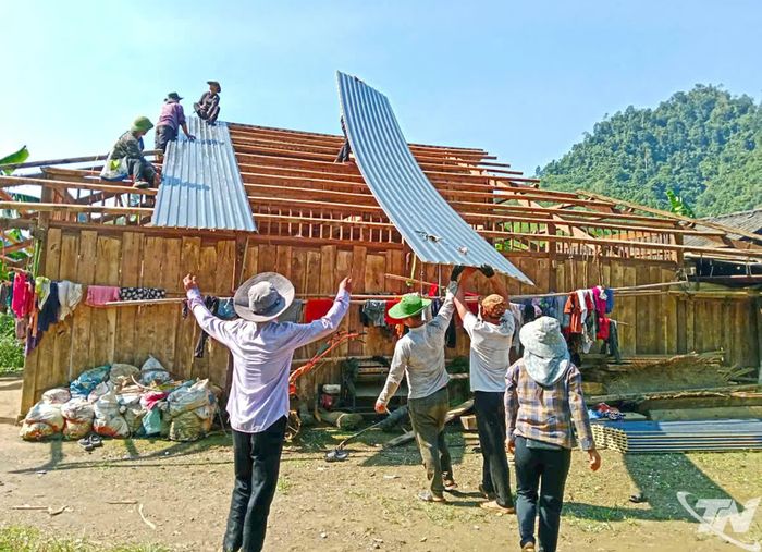 Người dân thôn Bản Khúa, xã Bằng Thành giúp nhau lợp lại mái nhà, ổn định cuộc sống sau khi bị ảnh hưởng bởi mưa bão.