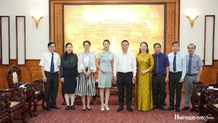 Lãnh đạo thành phố chụp ảnh lưu niệm cùng Tổng Lãnh sự Trung Quốc tại Đà Nẵng Đổng Bích Du sau buổi tiếp