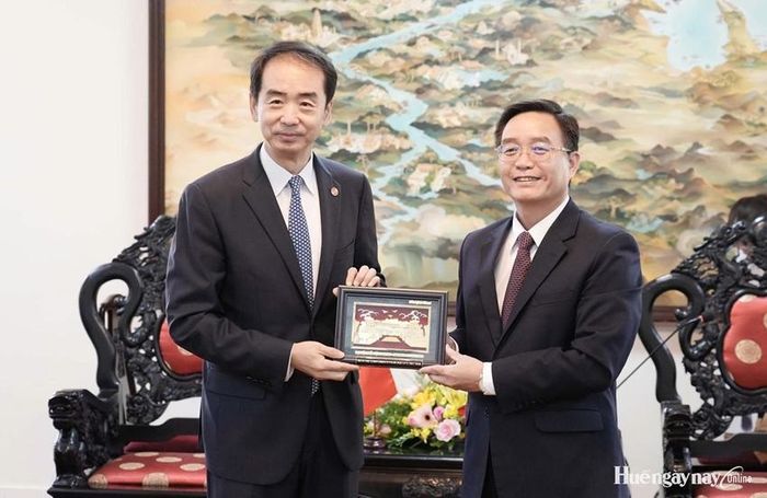 Bí thư Thành ủy Nguyễn Đình Trung tặng quà lưu niệm đến Đại sứ Hà Vĩ và Đoàn công tác