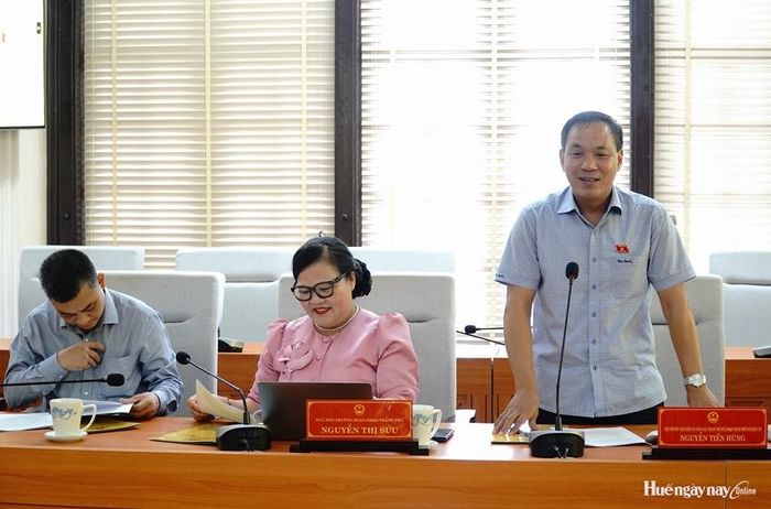 Đồng chí Nguyễn Tiến Hùng, ĐBQH, Viện trưởng Viện Kiểm sát Nhân dân thành phố phát biểu tại hội nghị 