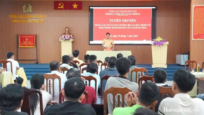 Đại diện các doanh nghiệp kinh doanh vận tải và đội ngũ lái xe được phổ biến những quy định mới của pháp luật về giao thông đường bộ và hoạt động vận tải.