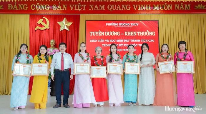 Khen thưởng các giáo viên đạt thành tích xuất sắc