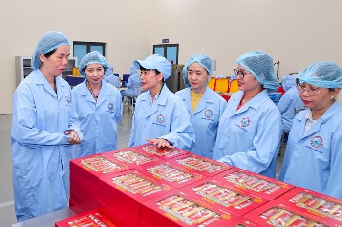 Đoàn công tác tìm hiểu về sản phẩm Yến sào Khánh Hòa