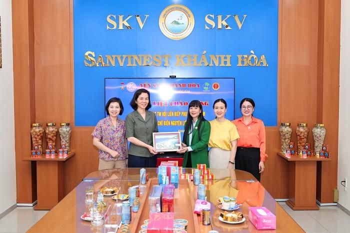 Bà Trịnh Thị Hồng Vân - Chủ tịch HĐTV công ty tặng quà lưu niệm cho đoàn công tác