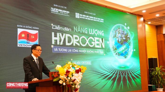TS. Mai Duy Thiện, Chủ tịch Hiệp hội Năng lượng sạch Việt Nam (VCEA), Tổng Biên tập Tạp chí Năng lượng Sạch Việt Nam, phát biểu khai mạc Diễn đàn "Năng lượng hydrogen và tương lai công nghiệp không phát thải"