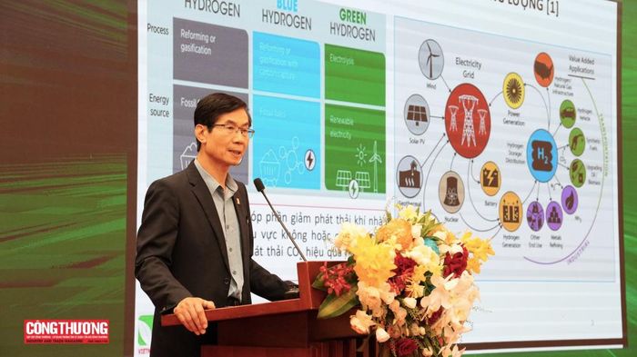 PGS. Phạm Hoàng Lương, Phó Chủ tịch Hiệp hội Năng lượng sạch Việt Nam, trình bày tham luận về hiện trạng công nghiệp hydrogen tại Việt Nam, phân tích tiềm năng phát triển hydrogen xanh dựa trên lợi thế năng lượng tái tạo và Quy hoạch điện VIII điều chỉnh.