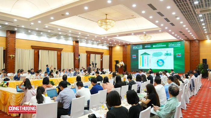 Toàn cảnh diễn đàn "Năng lượng hydrogen và tương lai công nghiệp không phát thải" diễn ra sáng 29/7 tại Hà Nội.
