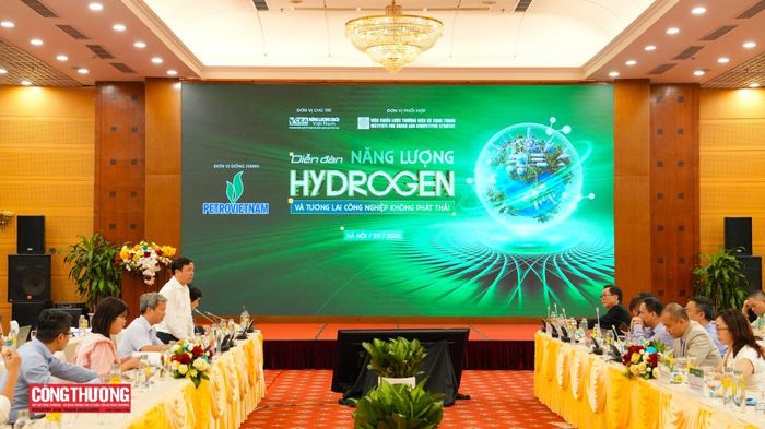 Ông Đặng Hải Anh, Phó Vụ trưởng Vụ Dầu khí và Than (Bộ Công Thương), chia sẻ tại phần tọa đàm của Diễn đàn.